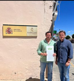 El vicesecretario jurídico de Vox Sevilla, Fernando Rodríguez Galisteo, y el candidato de Vox a la Alcaldía de Marinaleda, Jaso de Alaminos