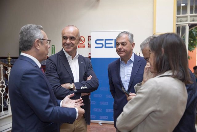 El alcalde y candidato del PSOE a la Alcaldía de Sevilla, Antonio Muñoz (1i), saluda al candidato del PP, José Luis Sanz (i), momentos antes del inicio del debate en la SER, en presencia de Salomón Hachuel y de Antonio Yélamo.