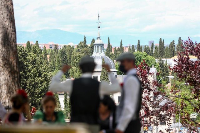 Archivo - Varias personas vestidas con el traje típico madrileño en la pradera de San Isidro