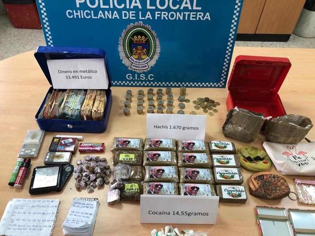 La Policía Local de Chiclana detiene a un hombre cuando cargaba una mochila con 1,6 kilos de cocaína y más de 33.000 euros