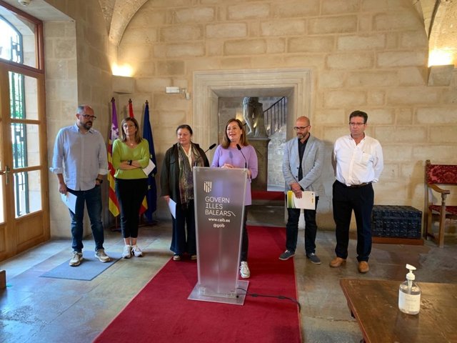 La presidenta del Govern, Francina Armengol, en rueda de prensa