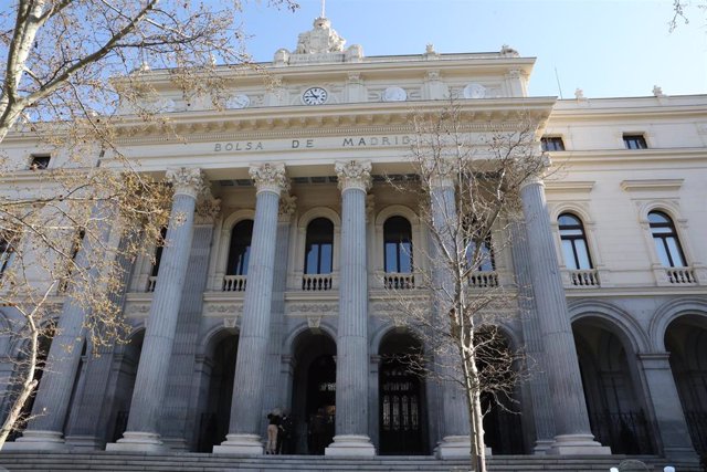 Archivo - Exterior del Palacio de la Bolsa