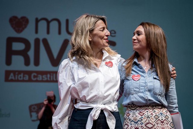 La vicepresidenta segunda y ministra de Trabajo y Economía Social, Yolanda Díaz (i), y la candidata a la Alcaldía de Rivas-Vaciamadrid por Izquierda Unida Rivas - Más Madrid - Verdes Equo, Aída Castillejo (d), durante un acto de campaña de Más Madrid en e
