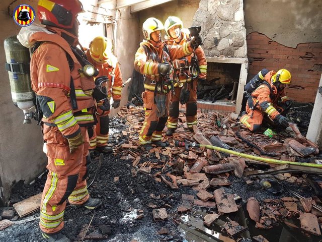 Bomberos trabajan en extinción de un incendio