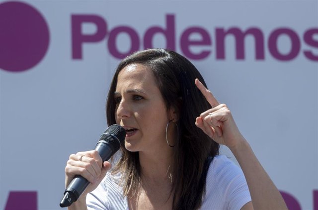 La secretaria general de Podemos y ministra de Derechos Sociales y Agenda 2030, Ione Belarra, interviene en un acto en la Plaza de San Ildefonso, a 2 de mayo de 2023, en Madrid (España).