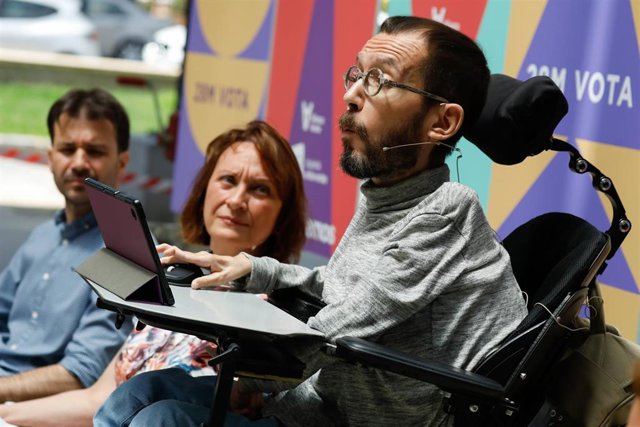 El portavoz de Unidas Podemos en el Congreso, Pablo Echenique, interviene durante un acto de Podemos, en la pérgola de San Basilio, a 13 de mayo de 2023, en Murcia, Región de Murcia (España). 