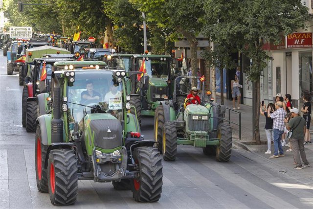 Archivo - Agricultores y ganaderos de la provincia de Granada se manifiestan en sus tractores por las calles de Granada a causa de la subida de los precios del gasóleo y la electricidad entre otros incrementos en el sector agrícola, a 29 de junio de 2022 