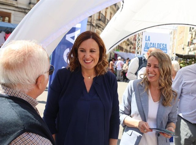 La candidata del PP a la Alcaldía de València, María José Catalá, durante su visita al barrio de la Roqueta y al presentar propuestas para comercios y autónomos.