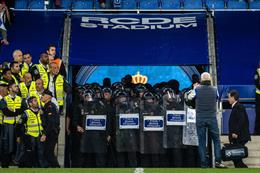 Imagen de agentes de los Mossos d'Esquadra controlando el RCDE Stadium