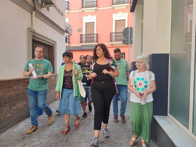 La portavoz de Adelante Andalucía, Teresa Rodríguez, junto a la candidata a la Alcaldía de Sevilla, Sandra Heredia, este martes en la capital.