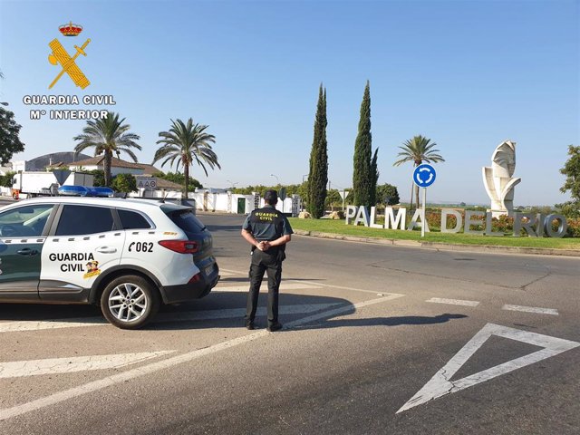 Archivo - Un guardia civil en uno de los accesos a Palma del Río.