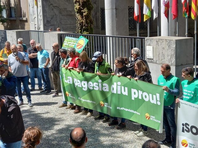 Concentración de Unió de Pagesos ante la sede de la CHE en Zaragoza.