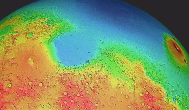 Marte es sorprendentemente dicotómico: las tierras bajas (azules) dominan el hemisferio norte, mientras que hay llanuras altas en el sur.