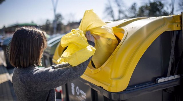 Archivo - Los españoles ahorraron 21,46 millones de m3 de agua en 2022 al reciclar 27,1 kilos de envases, papel y cartón.