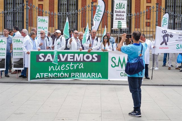 Sanitarios del Sindicato Médico Andaluz, concentrados ante el Palacio de San Telmo.