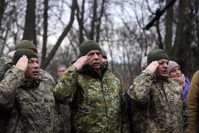 Archivo - El comandante de las Fuerzas Terrestres de Ucrania, el coronel general Oleksandr Syrskyi (izqda).