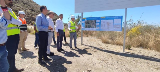 El delegado de Gobierno en Andalucía, Pedro Fernández, visita las obras de protección de la desaladora del Bajo Almanzora en Almería.
