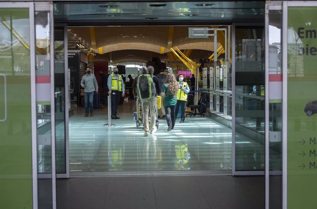 Archivo - Pasajeros caminan por las instalaciones de la T4 del Aeropuerto Adolfo Suárez Madrid-Barajas, en Madrid (España), a 26 de marzo de 2021. 