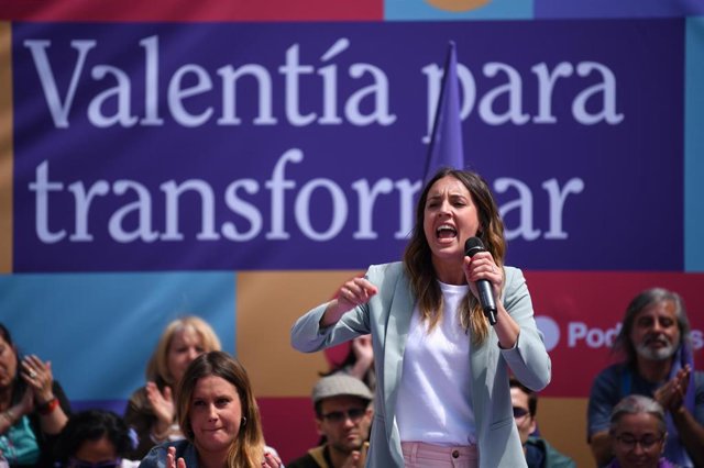 La ministra de Igualdad, Irene Montero, interviene durante el acto de campaña 'Valentía y Orgullo para transformar Madrid', en la Plaza Pedro Zerolo, a 13 de mayo, en Madrid (España). En este mitin que se celebra en el marco de la campaña electoral para l