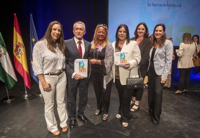 La delegada Ángela Hidalgo con los galardonados