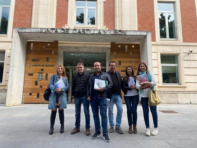 Representantes sindicales tras alcanzar este martes un acuerdo con la Junta para desconvocar la huelga que estaba prevista para este miércoles, 17 de mayo