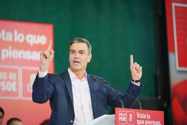 El secretario general del PSOE y presidente del Gobierno de España, Pedro Sánchez, interviene en un acto en el Frontón Lakua, a 15 de mayo de 2023, en Vitoria-Gasteiz, Álava, País Vasco (España).