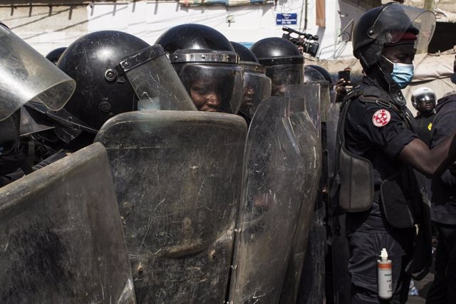 Archivo - Imagen de archivo de la Policía de Senegal frente auna manifestación de la oposición en Dakar