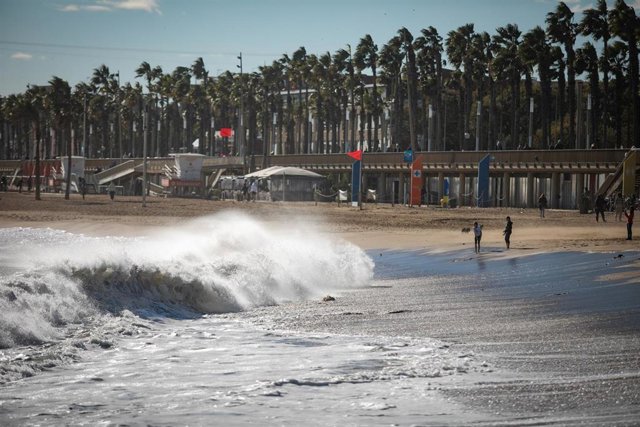 Archivo - Vista del oleaje en la playa de la Barceloneta, a 17 de enero de 2023, en Barcelona, Cataluña (España). 