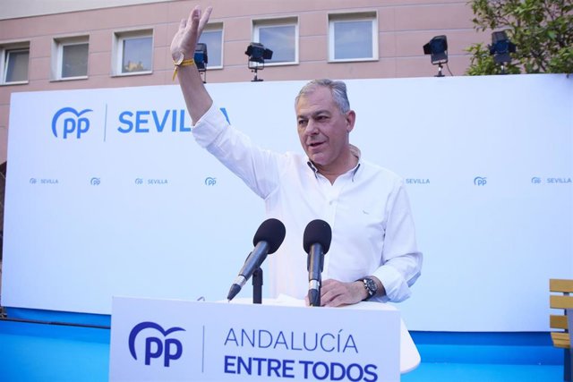 El candidato del PP a la Alcaldía de Sevilla, José Luis Sanz, en el acto de inicio de campaña del PP para las elecciones municipales en la plaza de la Albaicín.