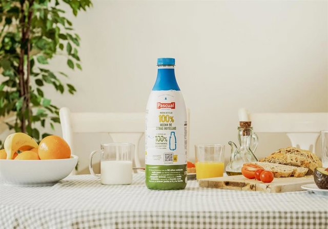 Pascual presenta una botella de leche fabricada totalmente a partir del plástico de otras botellas