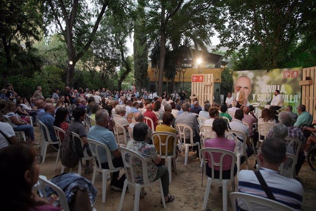 El alcalde de Sevilla y candidato del PSOE a la reelección, Antonio Muñoz, en un acto electoral en Pino Montano.