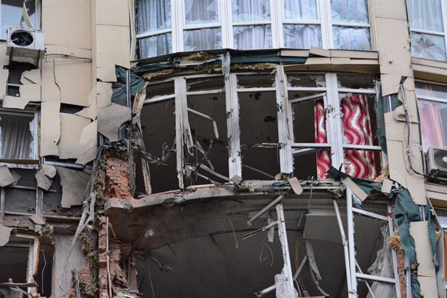 Edificio destruido por un ataque ruso en Kiev, Ucrania