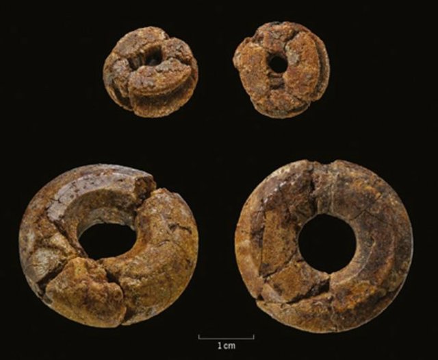 Las dos cuentas de ámbar fueron excavadas en un depósito de cimentación bajo el gran zigurat de Assur, Irak.