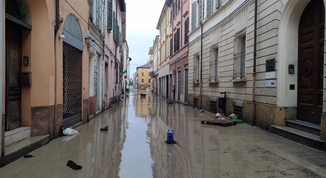 Una calle inundada por el temporal en Faenza, Italia