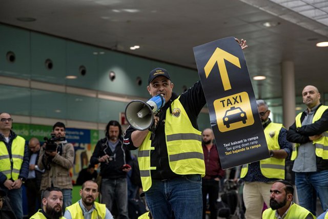 El portaveu d'Élite Taxi, Tito Álvarez, durant una concentració