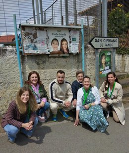 La candidata de Vox al Ayuntamiento de Oviedo, Sonsoles Peralta, junto a miembros de la candidatura.