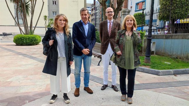 El candidato del PSOE a la Alcaldía de Oviedo, Carlos Fernández Llaneza, junto a miembros de su candidatura en los jardines del cibercentro de La Lila.