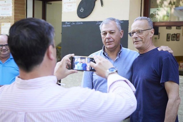 El candidato a la Alcaldía de Sevilla por el PP, José Luis Sanz, durante el primer día de campaña para los comicios municipales del 28M en los Bermajales.