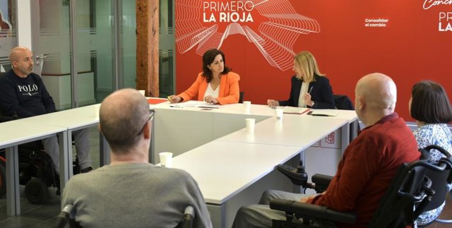 La candidata socialista, Concha Andreu, reunida con la asociación ELA