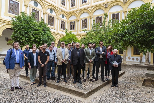 El obispo de Córdoba (centro), en una foto de familia con directores y profesionales de los medios de comunicación.