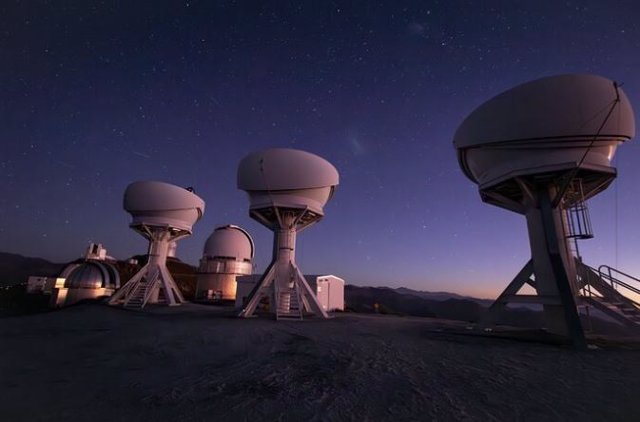 El conjunto BlackGEM, compuesto por tres nuevos telescopios ubicados en el Observatorio La Silla de ESO, ha comenzado a operar. Esta fotografía muestra las tres cúpulas abiertas de los telescopios BlackGEM bajo un impresionante cielo nocturno en La Silla.