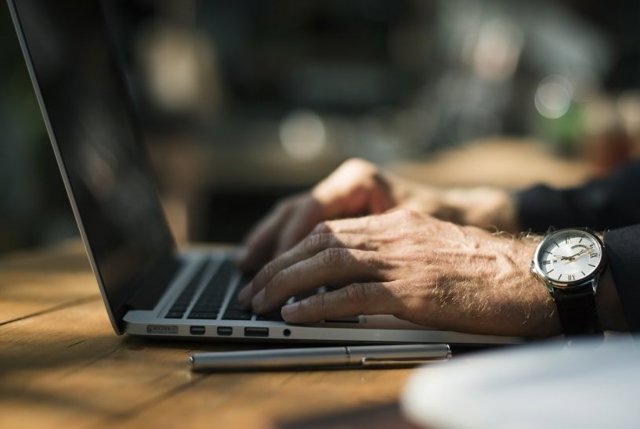 Archivo - Imagen de un trabajador con un ordenador portátil. Imagen de archivo.
