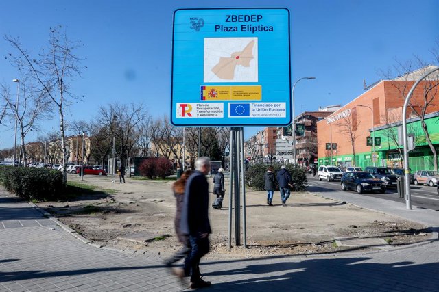 Archivo - Un cartel anuncia la Zona de Bajas Emisiones (ZBE) en Plaza Elíptica, a 4 de enero de 2023, en Madrid (España). 