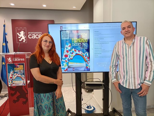 La concejala de Cultura, Fernanda Valdés, y el promotor artístico de la caseta municipal Coque Bermejo