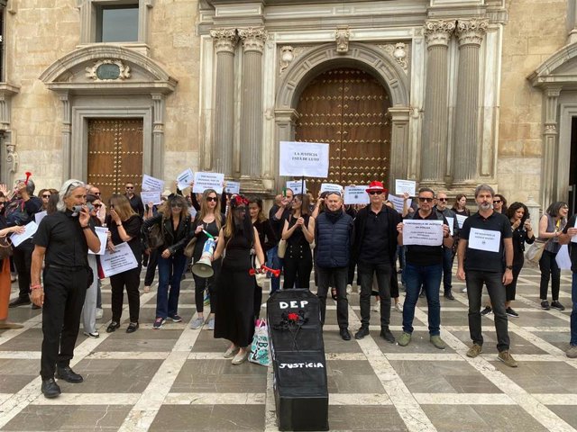 "Entierro De La Justicia" Ante La Sede Central Del TSJA En Granada