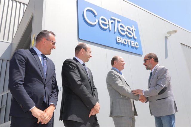 El presidente del Gobierno de Aragón, Javier Lambán, saluda a los representantes de Certest Biotec.