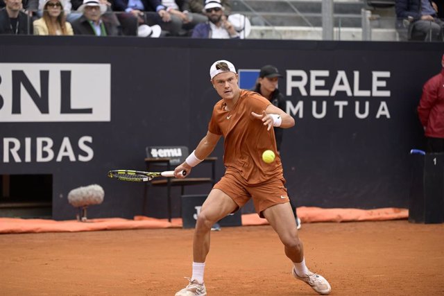 16 May 2023, Italy, Rome: Danish tennis player Holger Rune in action against Serbian Novak Djokovic during their men's singles quarter final match of the Italian Open tennis tournament. Photo: Fabrizio Corradetti/LaPresse via ZUMA Press/dpa