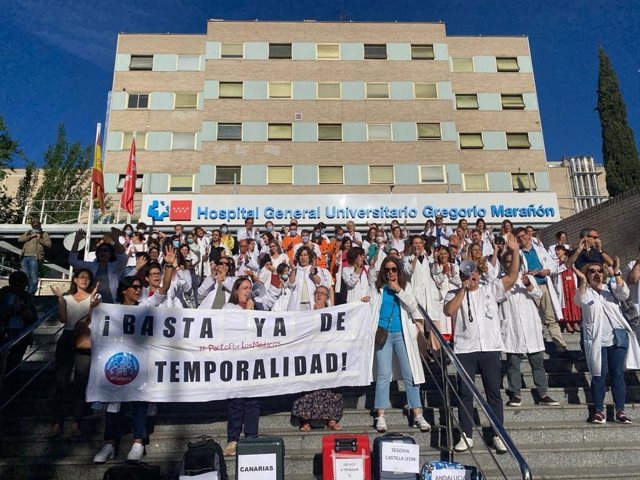 Protesta sanitaria contra la temporalidad ante la puerta del Hospital Gregorio Marañón