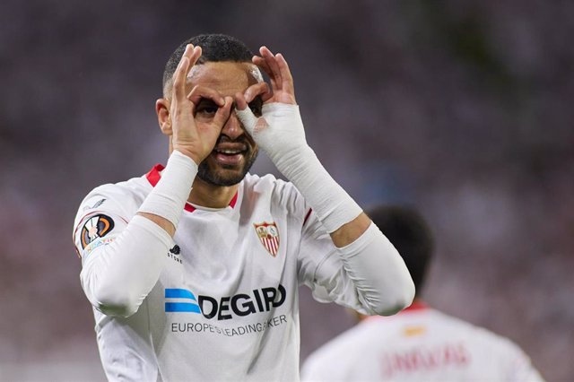 Youssef En-Nesyri celebra un gol con el Sevilla.