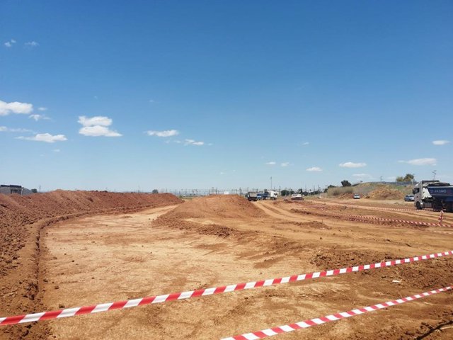 Movimientos de tierra en la zona de San Jerónimo donde se está construyendo el ramal técnico del tramo norte de la línea 3 del Metro.